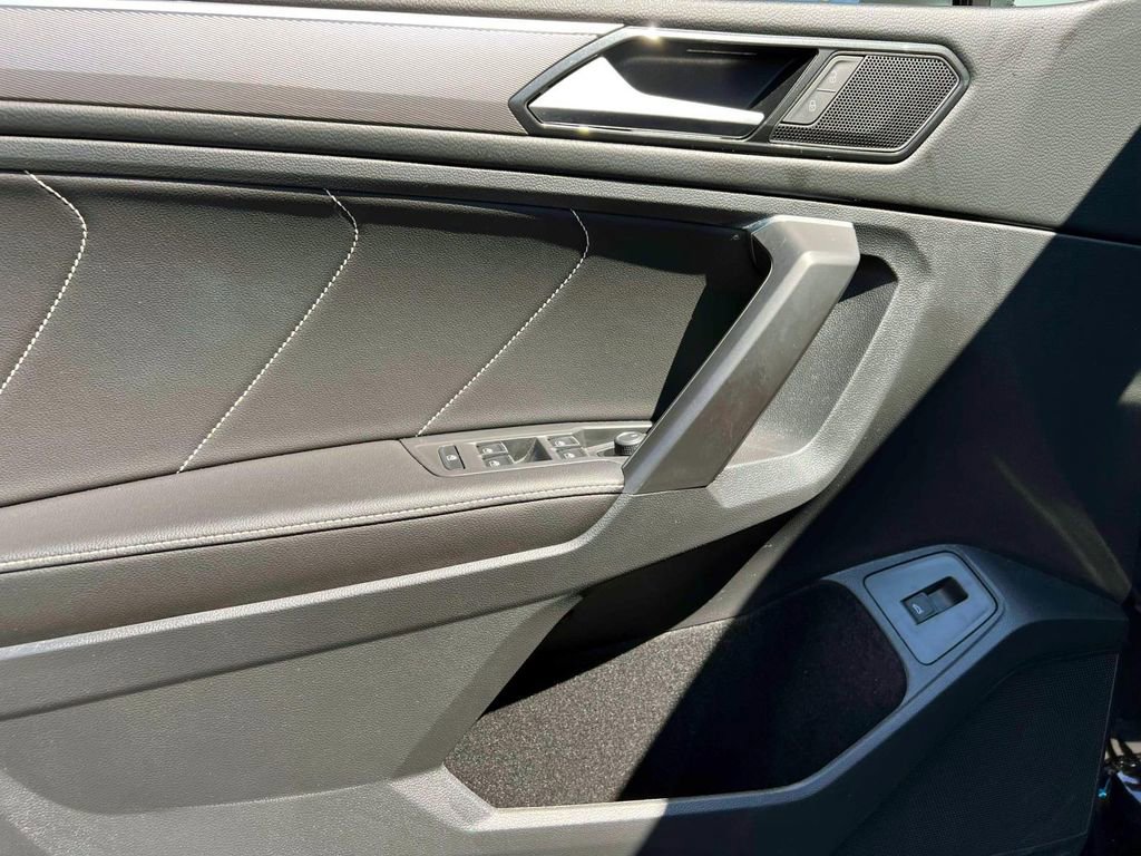 Used 2022 Volkswagen Tiguan SE R-Line image 17