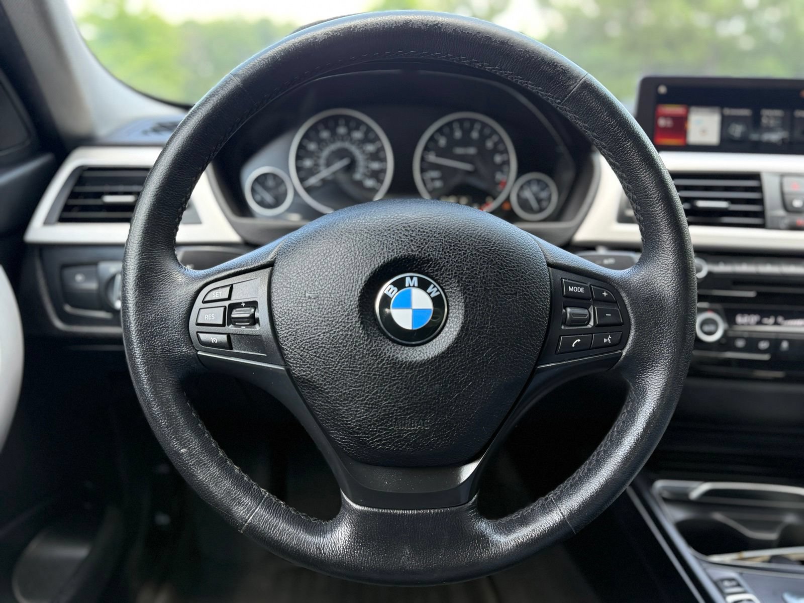 Used 2018 BMW 320i xDrive Sedan AWD/4WD image 25