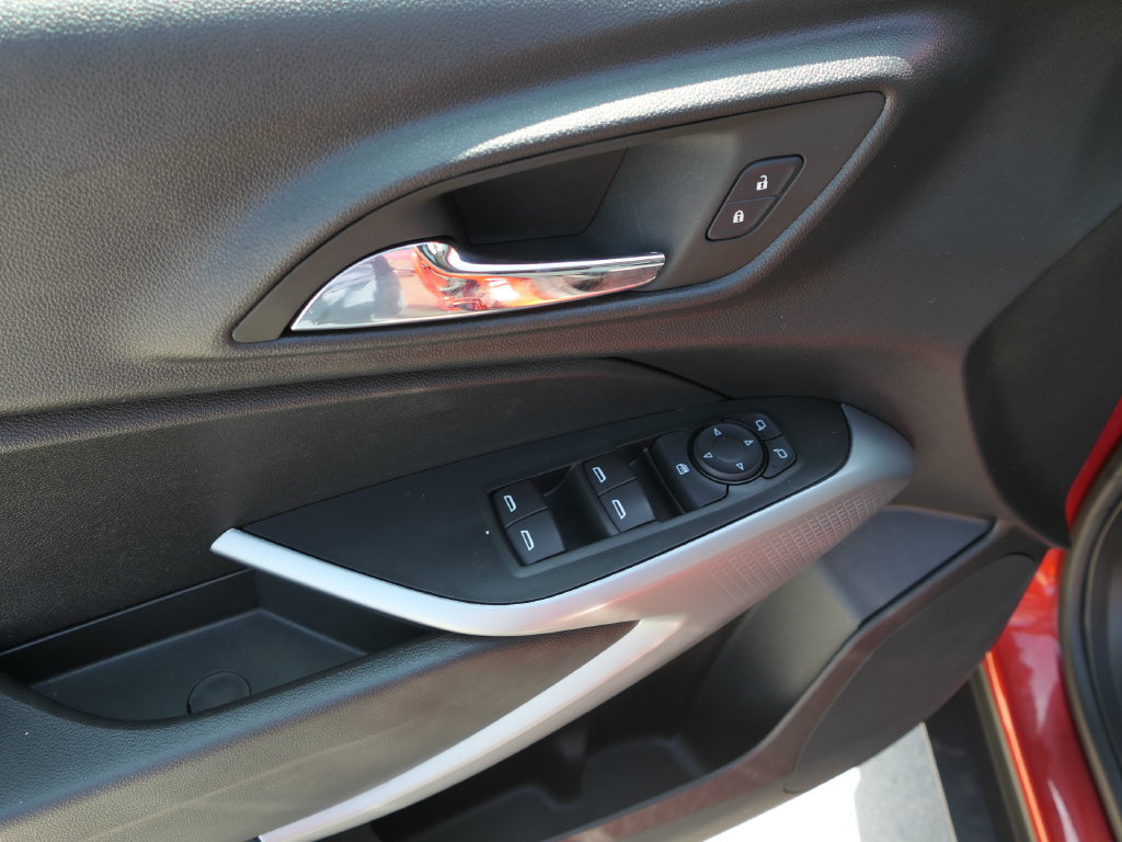 Used 2024 Chevrolet Trax LS w/ LS Convenience Package FWD image 11