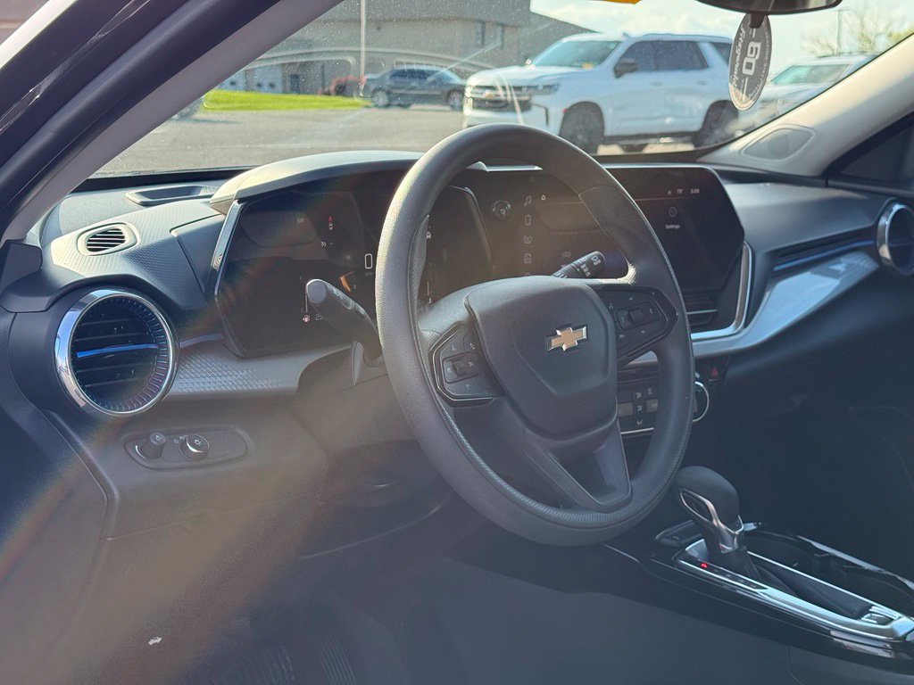 Used 2025 Chevrolet Trax LT FWD image 21