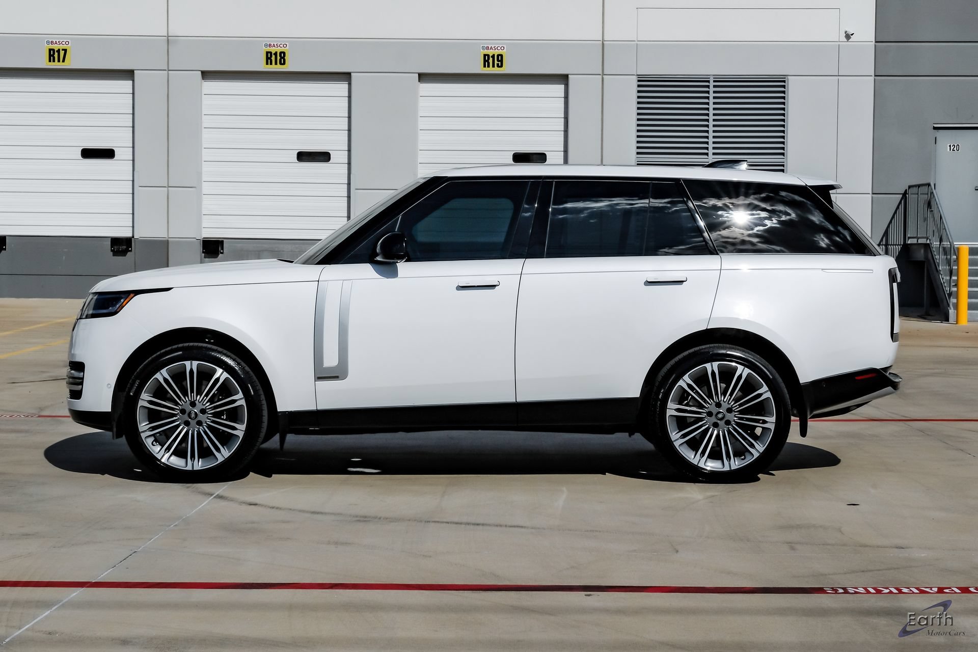 Used 2025 Land Rover Range Rover Autobiography AWD/4WD image 6