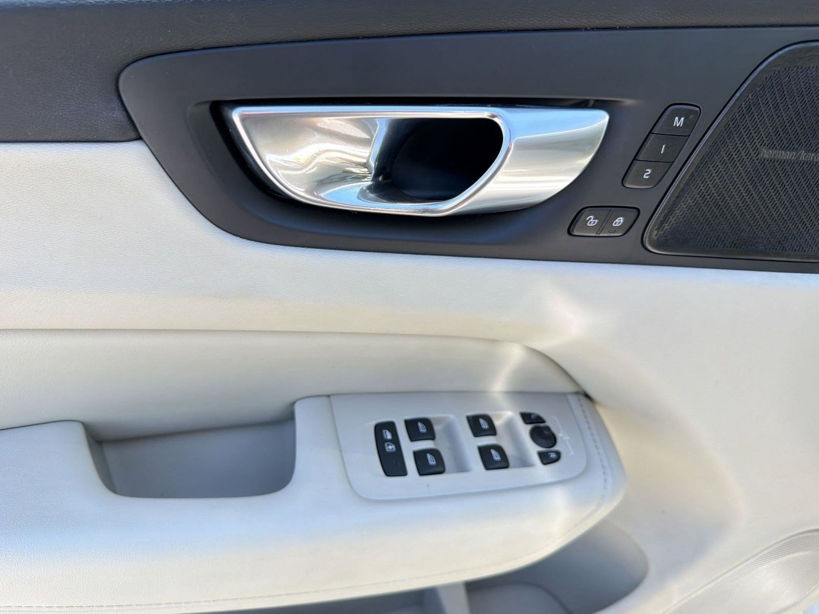 Used 2023 Volvo XC60 B5 Ultimate w/ Climate Package image 13