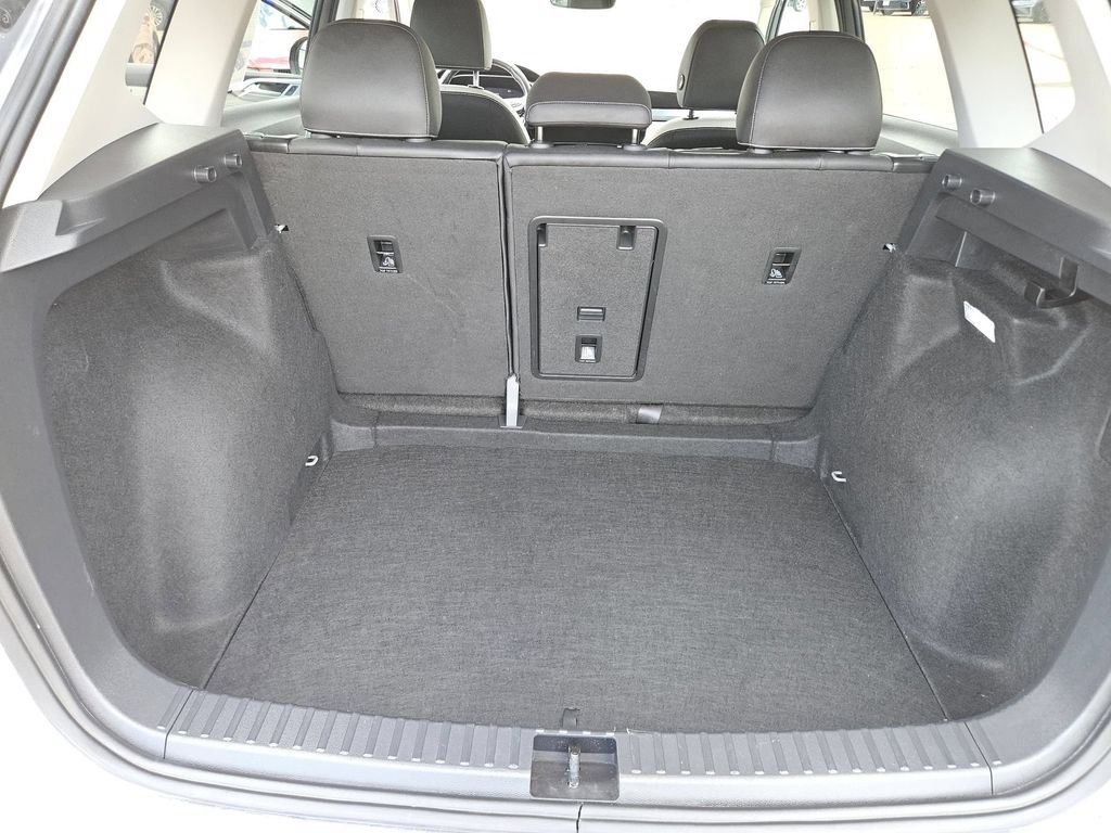 Used 2025 Volkswagen Taos SE FWD image 25