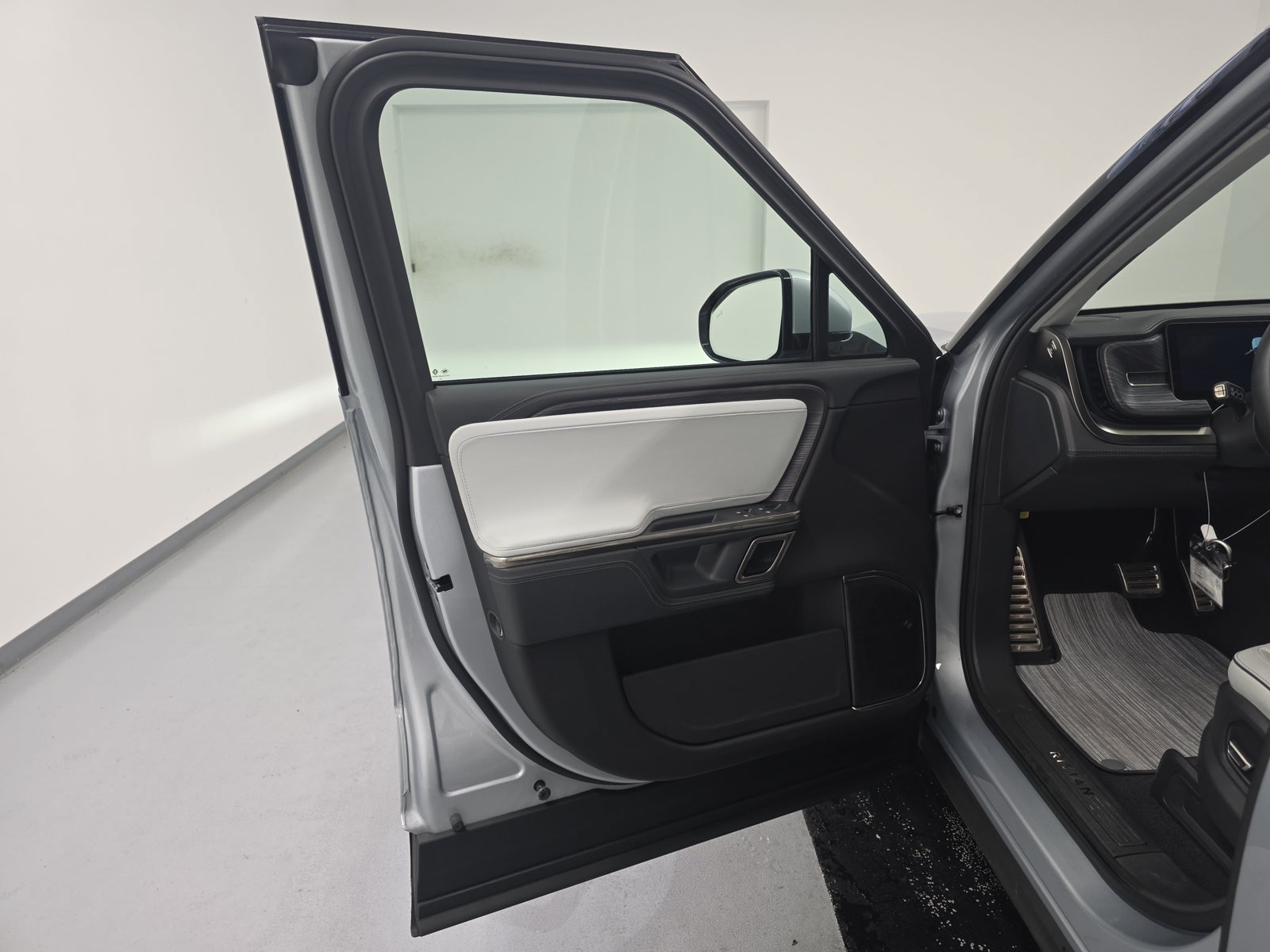 Used 2024 Rivian R1S Adventure Quad AWD/4WD image 16