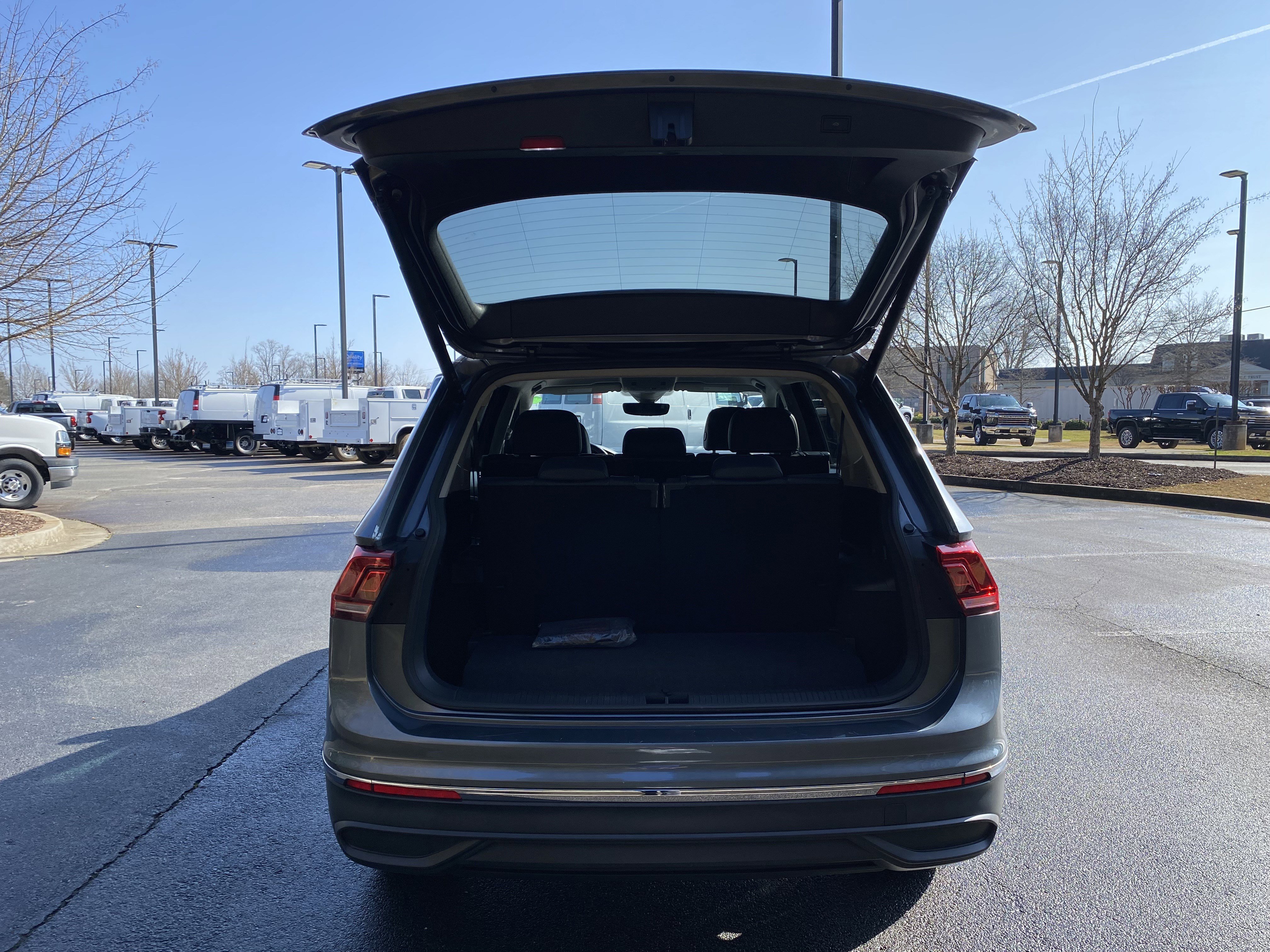 Used 2022 Volkswagen Tiguan SE FWD image 11