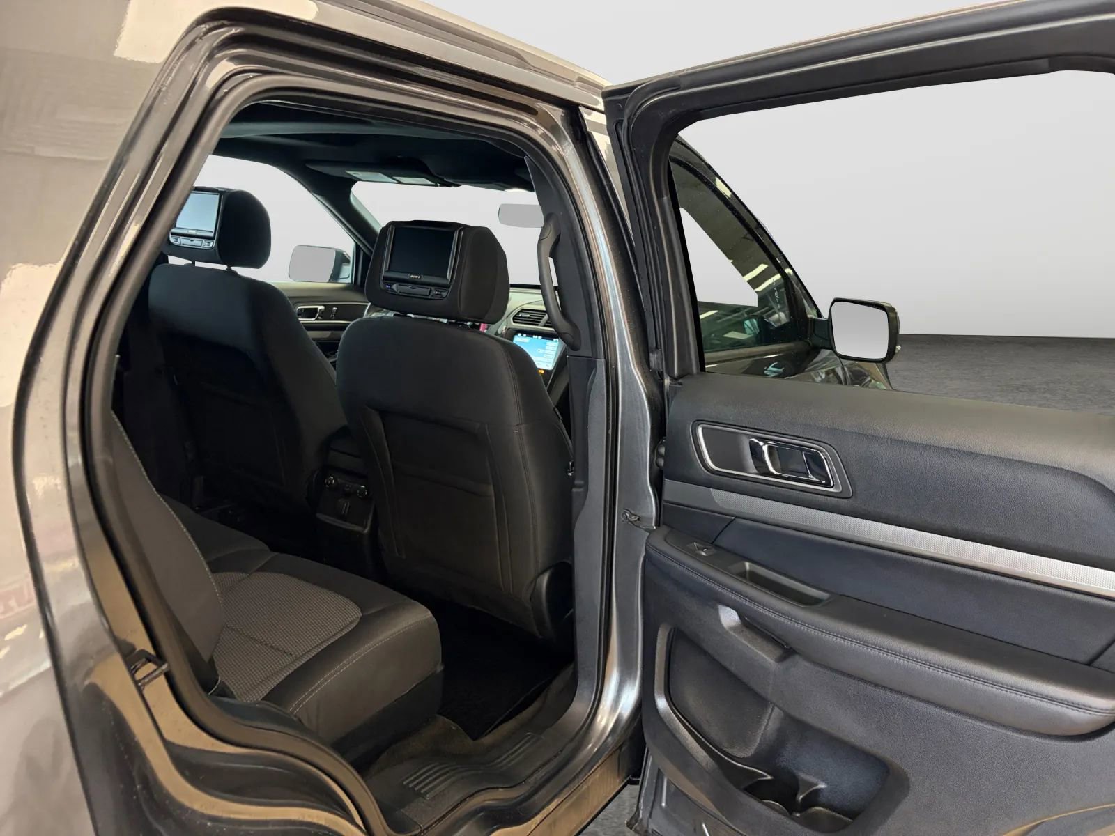 Used 2018 Ford Explorer XLT w/ Equipment Group 201A AWD/4WD image 18