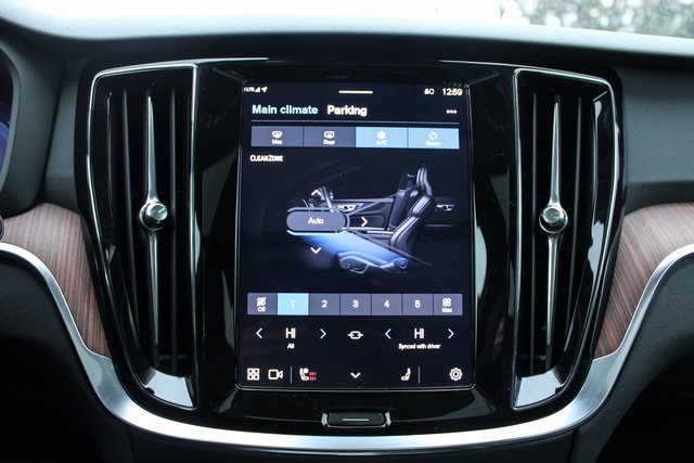 Used 2025 Volvo V60 B5 Cross Country Plus image 22