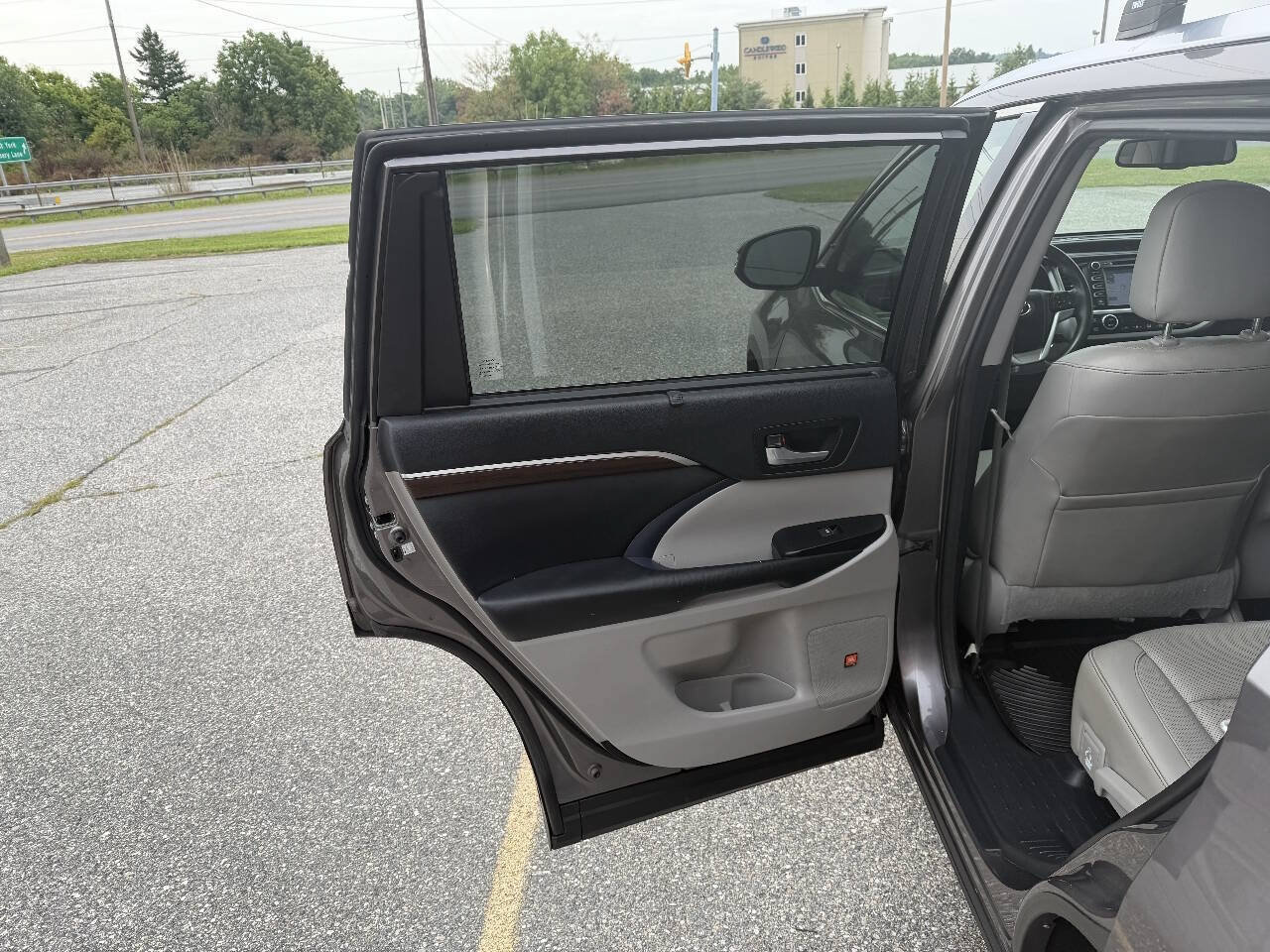 Used 2015 Toyota Highlander Limited AWD/4WD image 19
