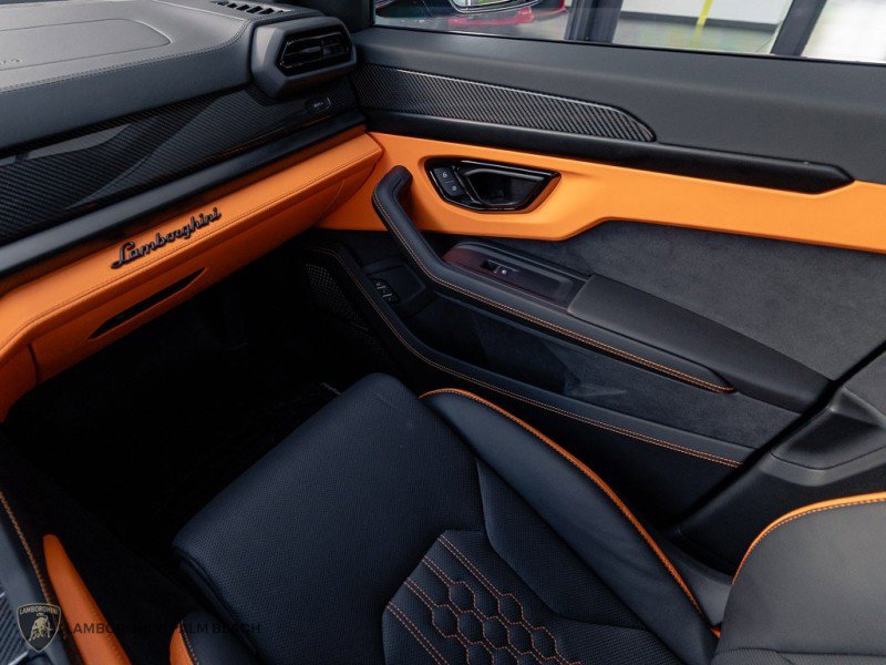 Used 2025 Lamborghini Urus SE image 11