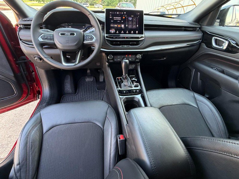 Used 2025 Jeep Compass Trailhawk AWD/4WD image 18