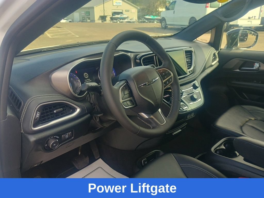Used 2025 Chrysler Pacifica Select FWD image 12