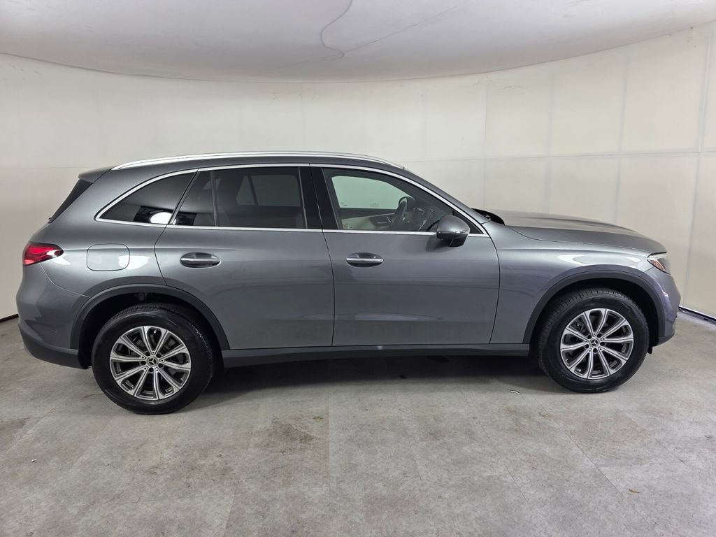 Used 2023 Mercedes-Benz GLC 300 4MATIC image 3