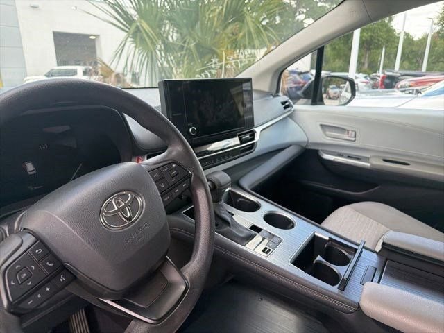 Certified 2025 Toyota Sienna LE FWD image 4