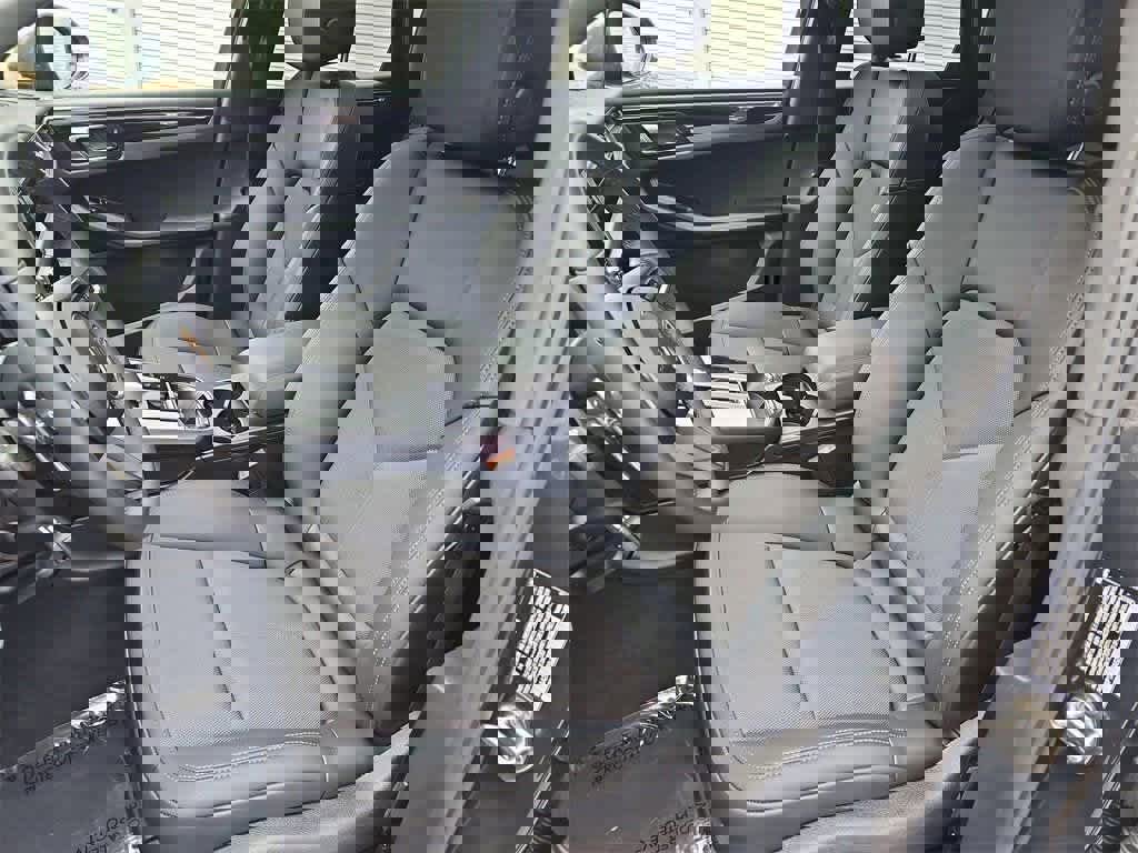 Certified 2025 Porsche Macan image 5