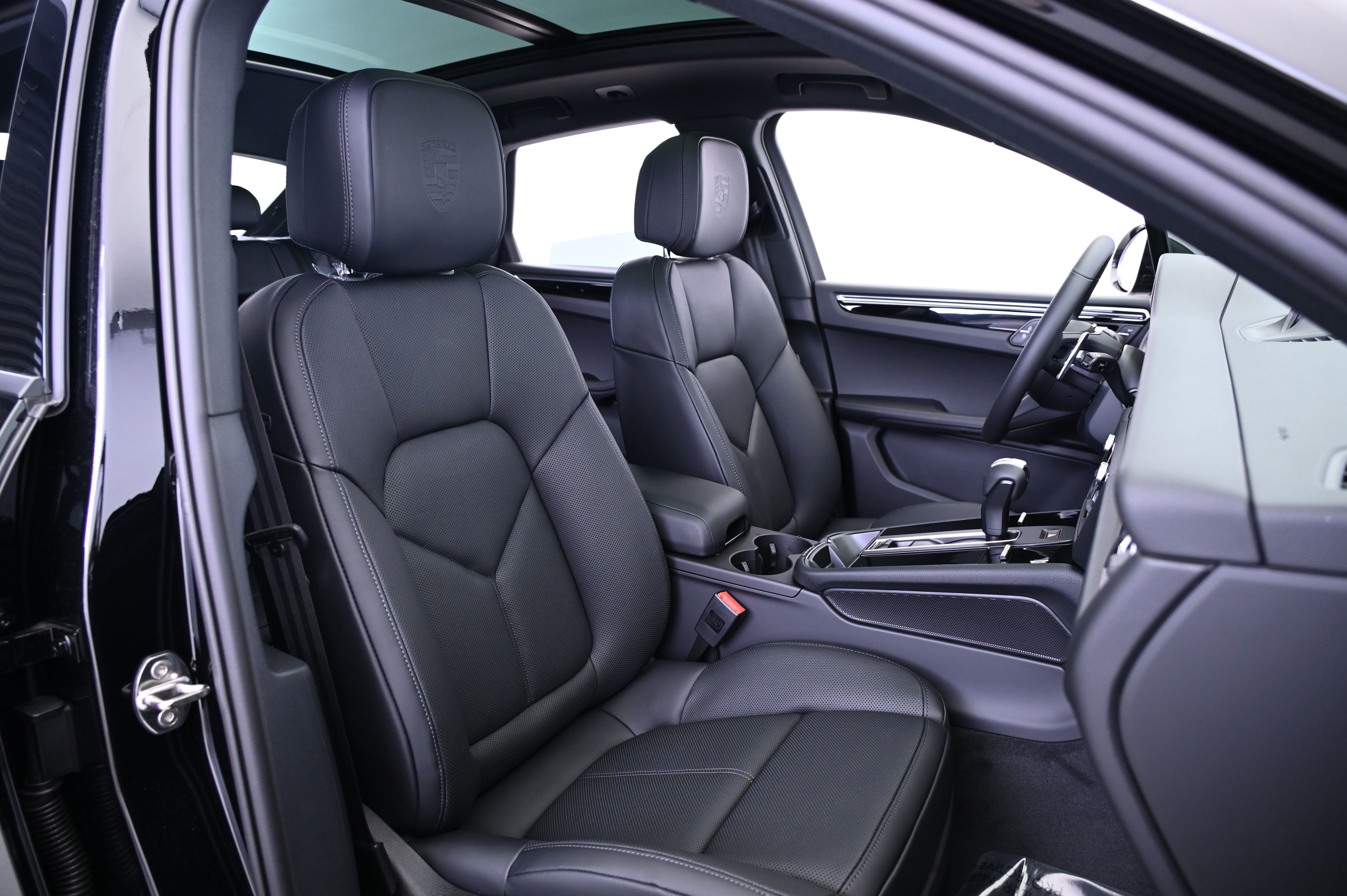 Certified 2025 Porsche Macan image 29