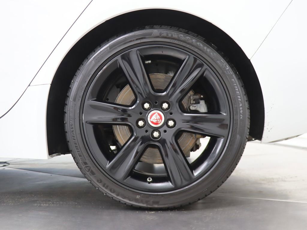 Used 2017 Jaguar XE Premium image 44