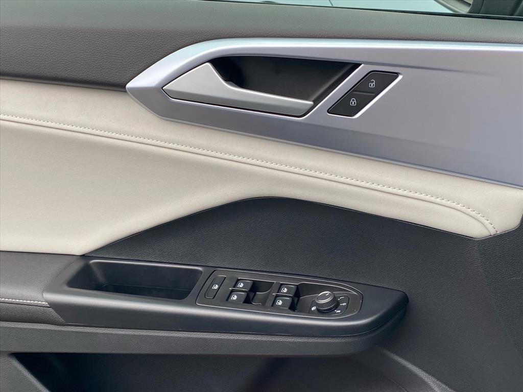 Used 2025 Volkswagen Taos SE image 20