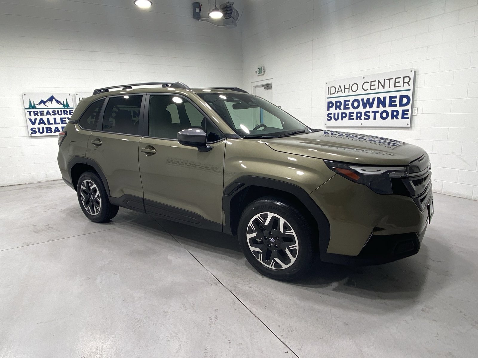 Used 2025 Subaru Forester Premium AWD/4WD image 2