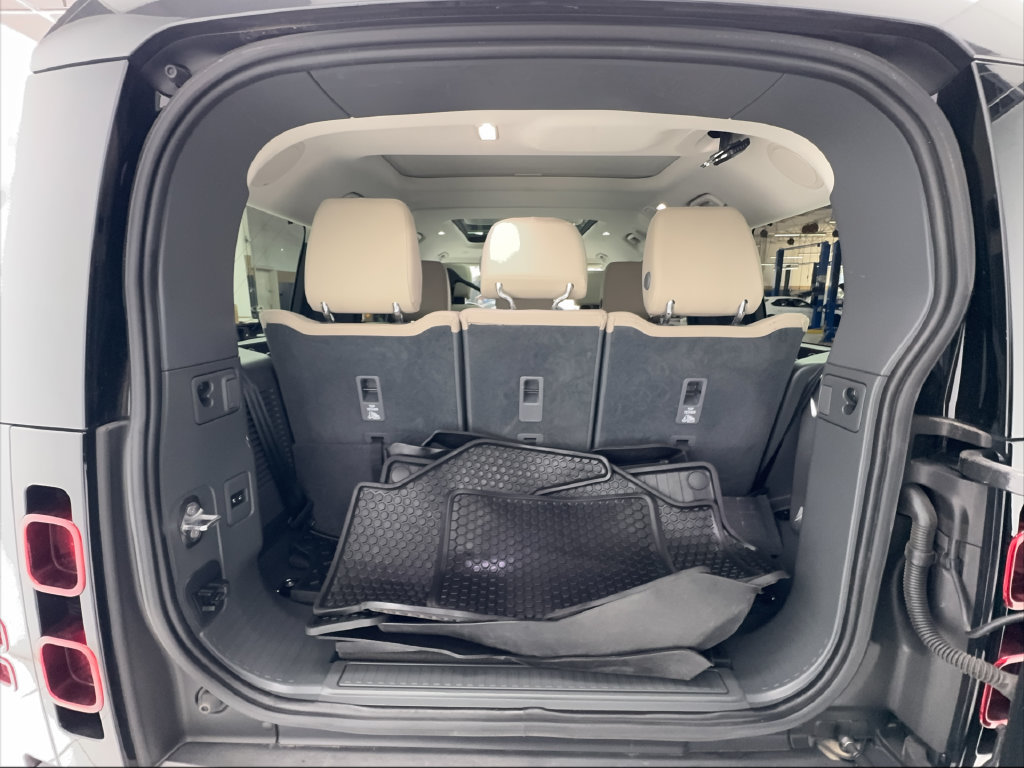 Used 2023 Land Rover Defender 130 SE AWD/4WD image 19