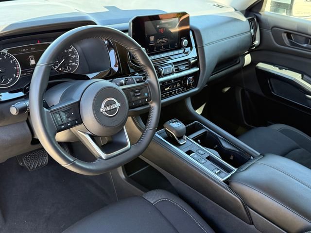 Used 2025 Nissan Pathfinder SV image 9