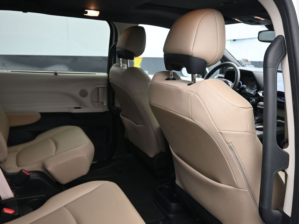 Used 2021 Toyota Sienna XLE image 19
