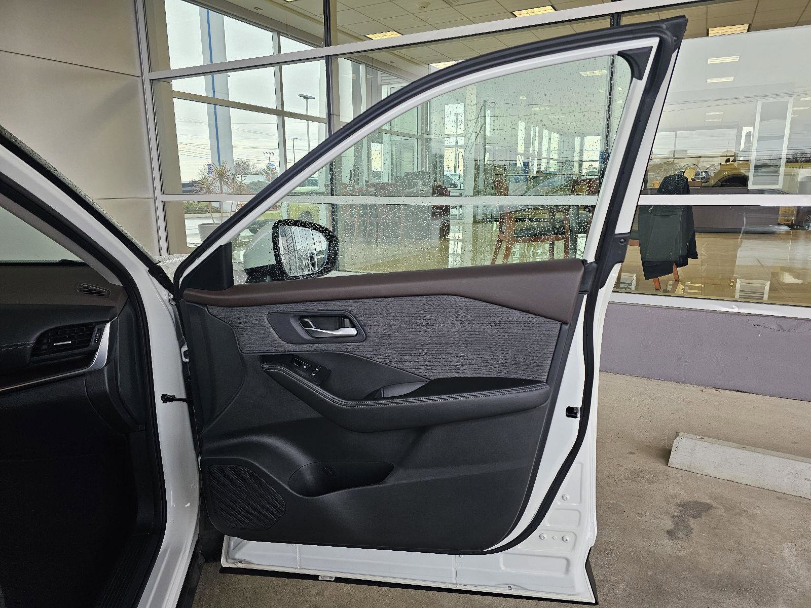 Used 2023 Nissan Rogue SV image 11