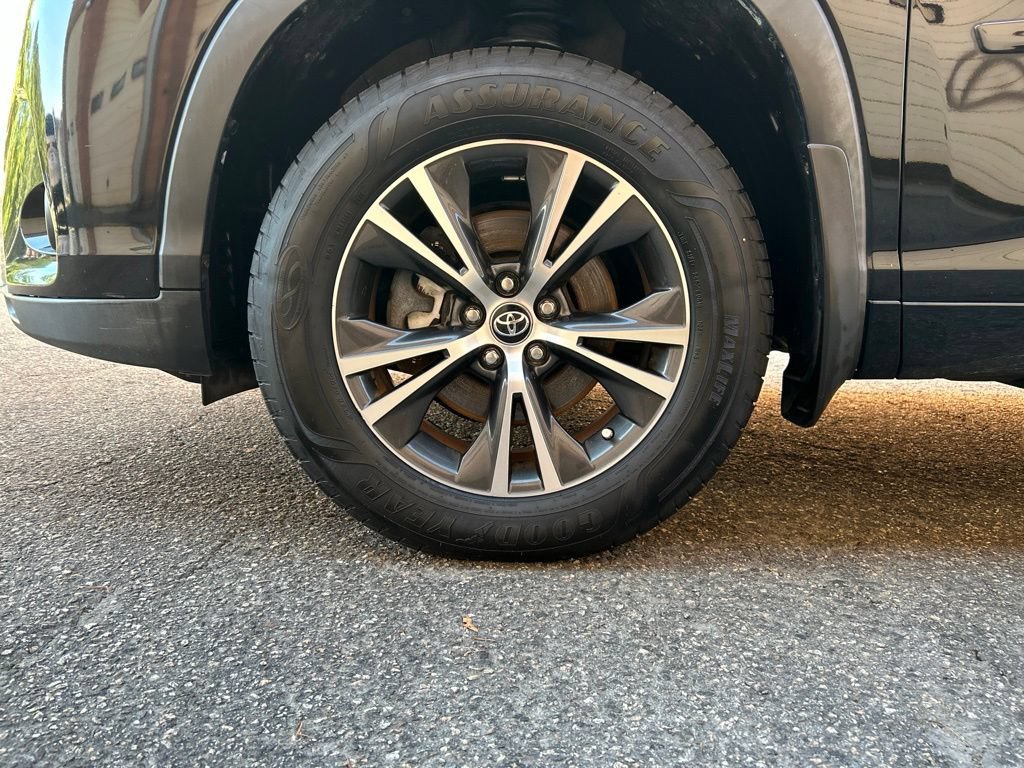 Used 2018 Toyota Highlander LE w/ Protection Package #3 AWD/4WD image 11