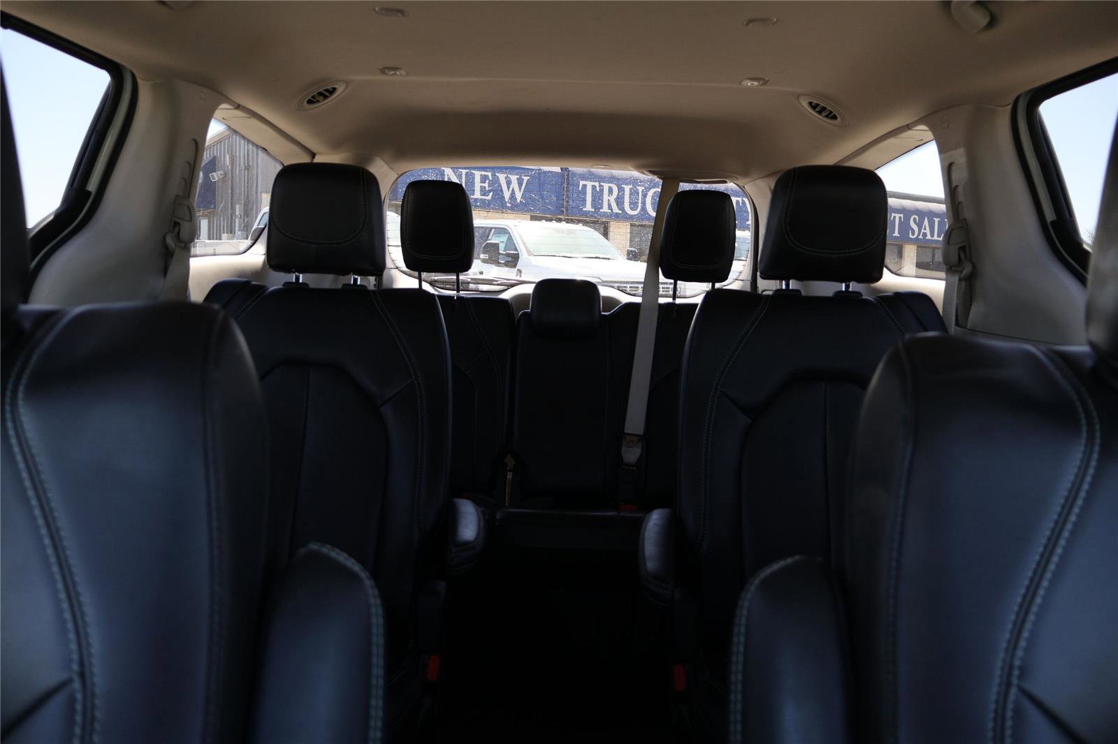 Used 2023 Chrysler Pacifica Touring-L image 26