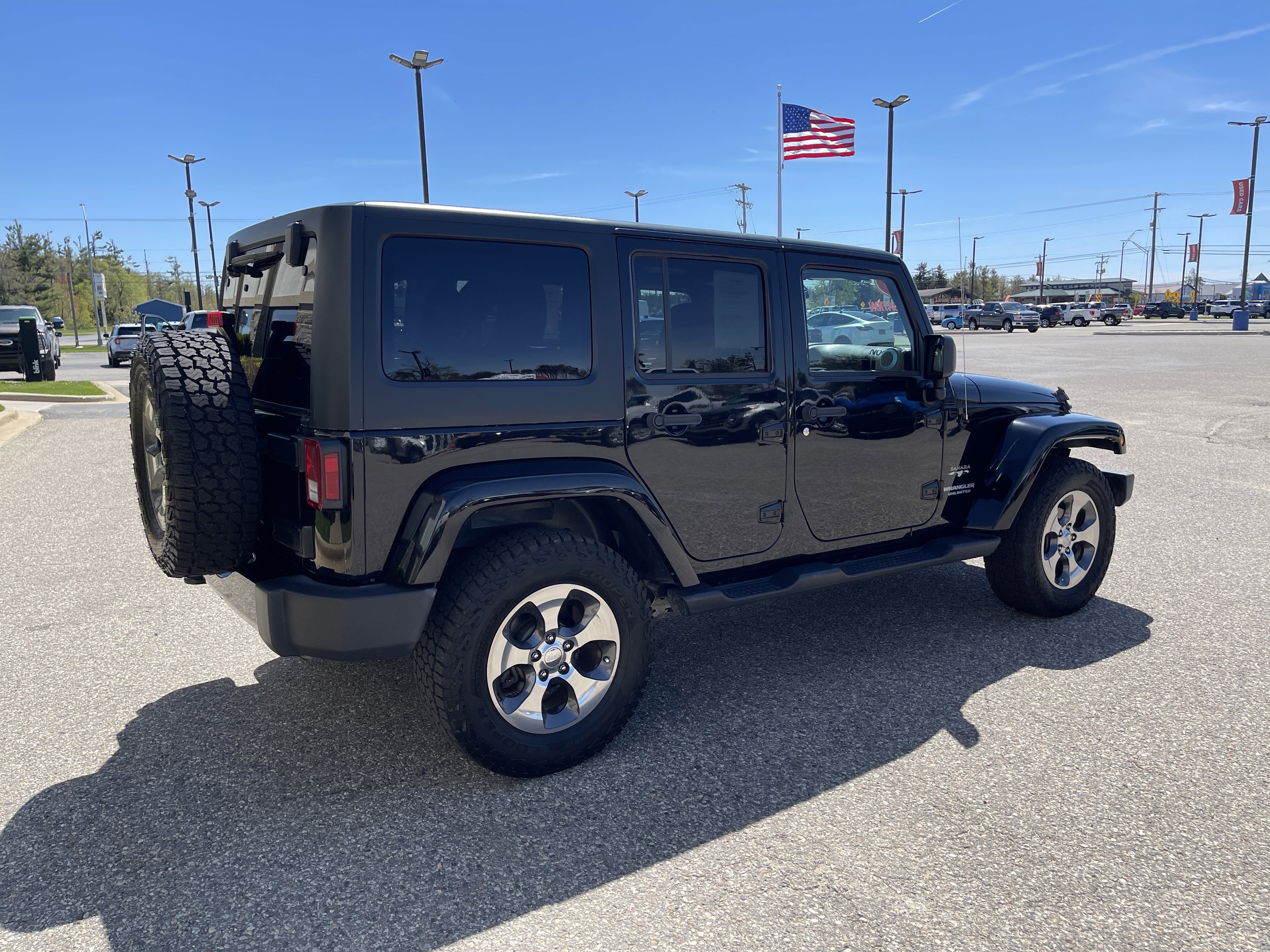 Used 2017 Jeep Wrangler Unlimited Sahara AWD/4WD image 3