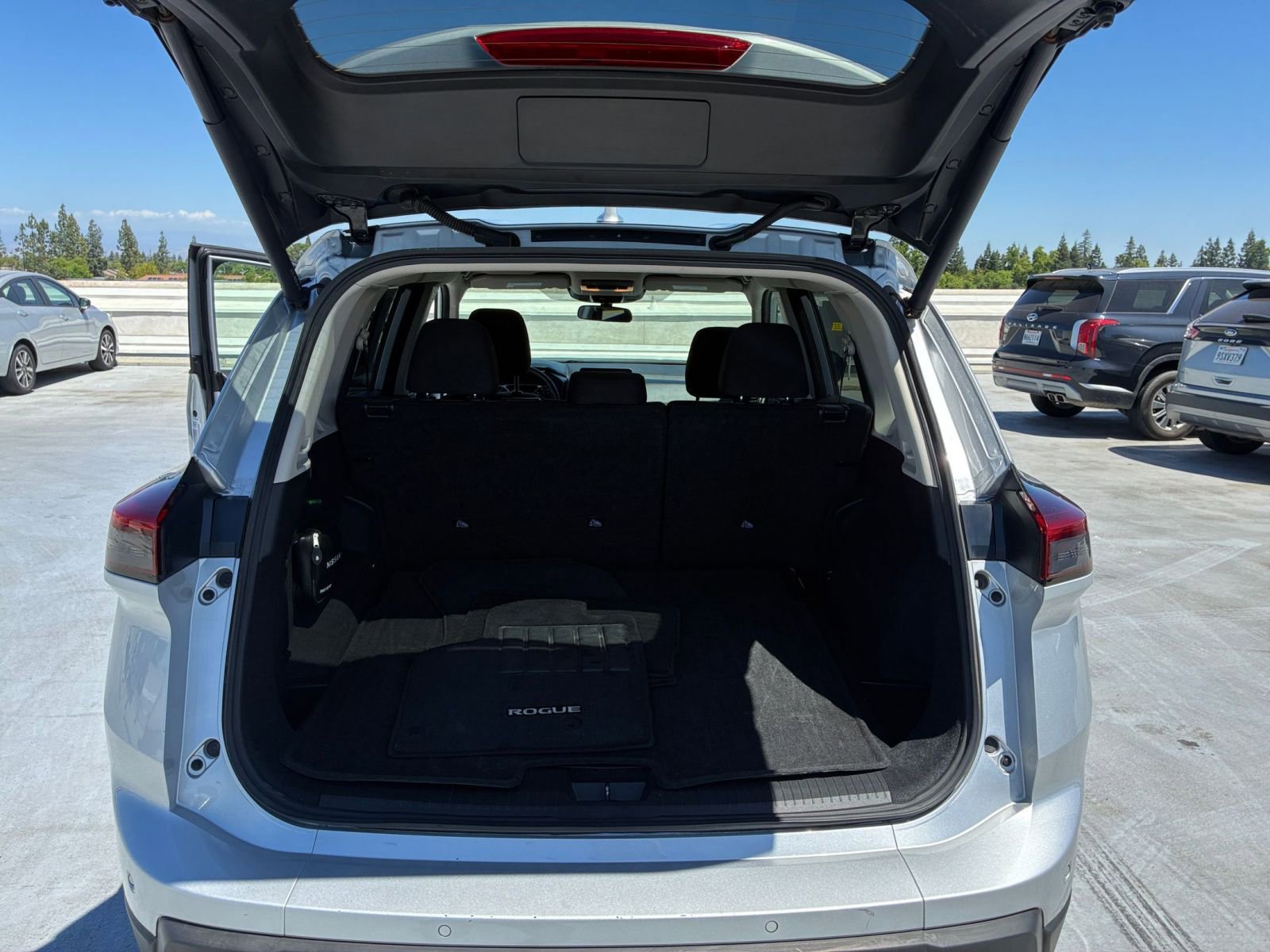Used 2025 Nissan Rogue SV FWD image 32