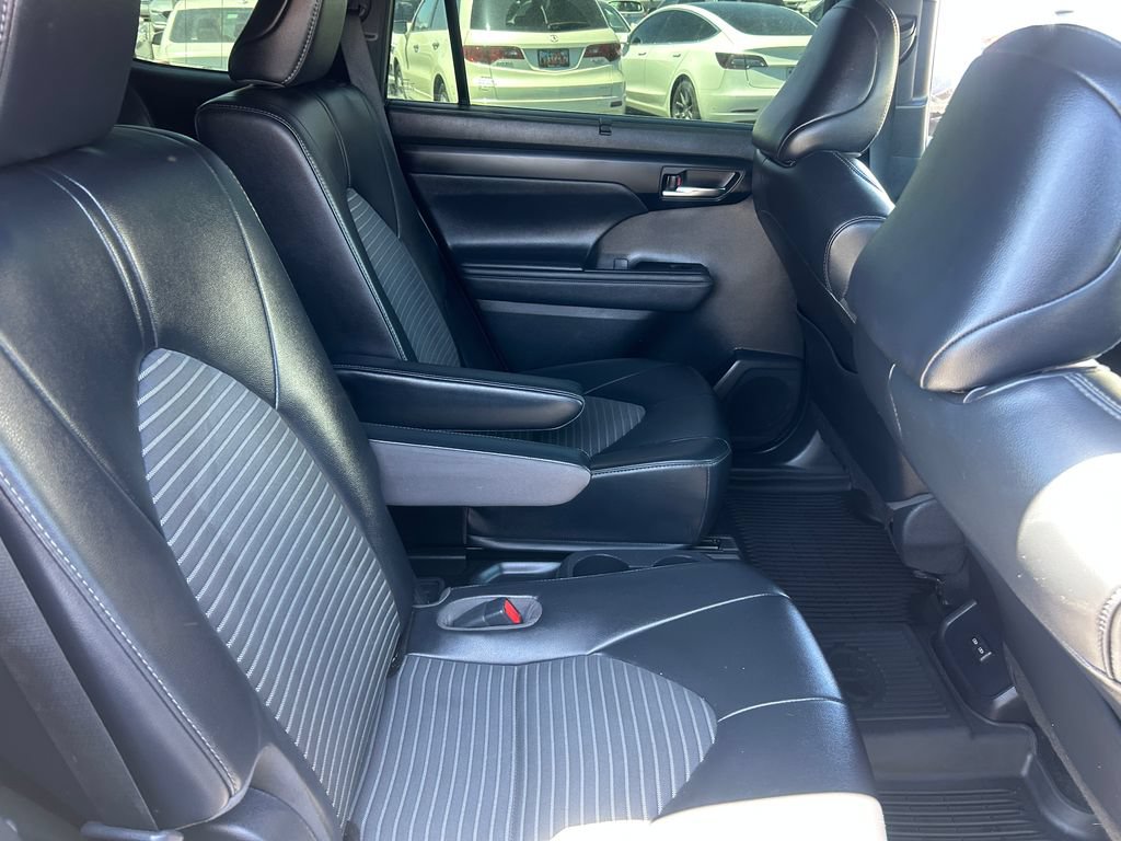 Used 2022 Toyota Highlander XSE AWD/4WD image 37