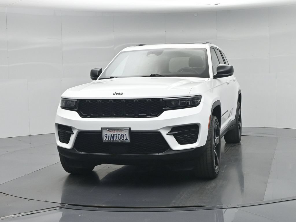 Used 2023 Jeep Grand Cherokee Laredo AWD/4WD image 59
