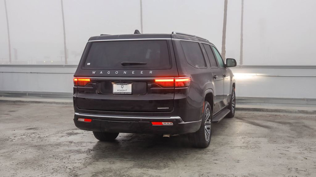 Certified 2024 Jeep Wagoneer L Series II w/ Flexible Seating Group image 9