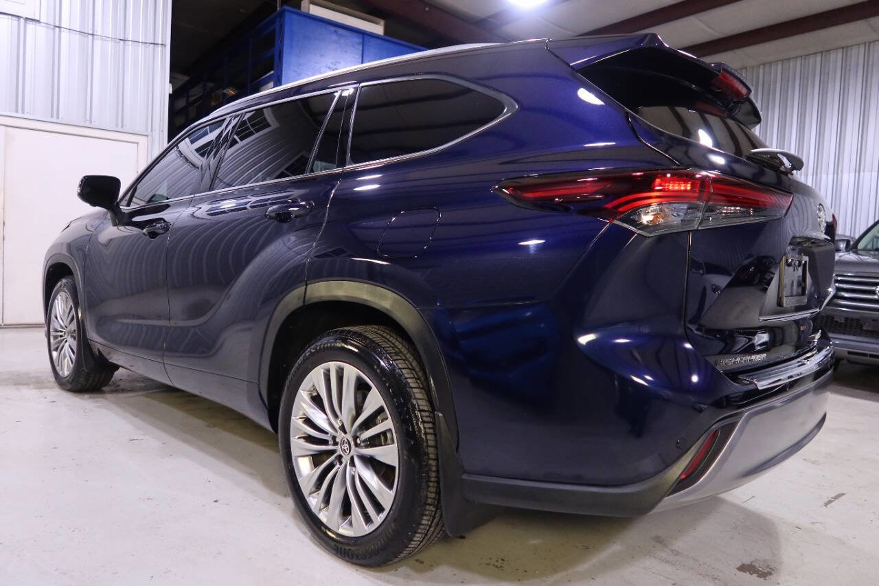 Used 2024 Toyota Highlander Platinum image 3