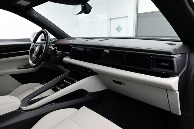 Certified 2025 Porsche Macan Electric RWD image 18