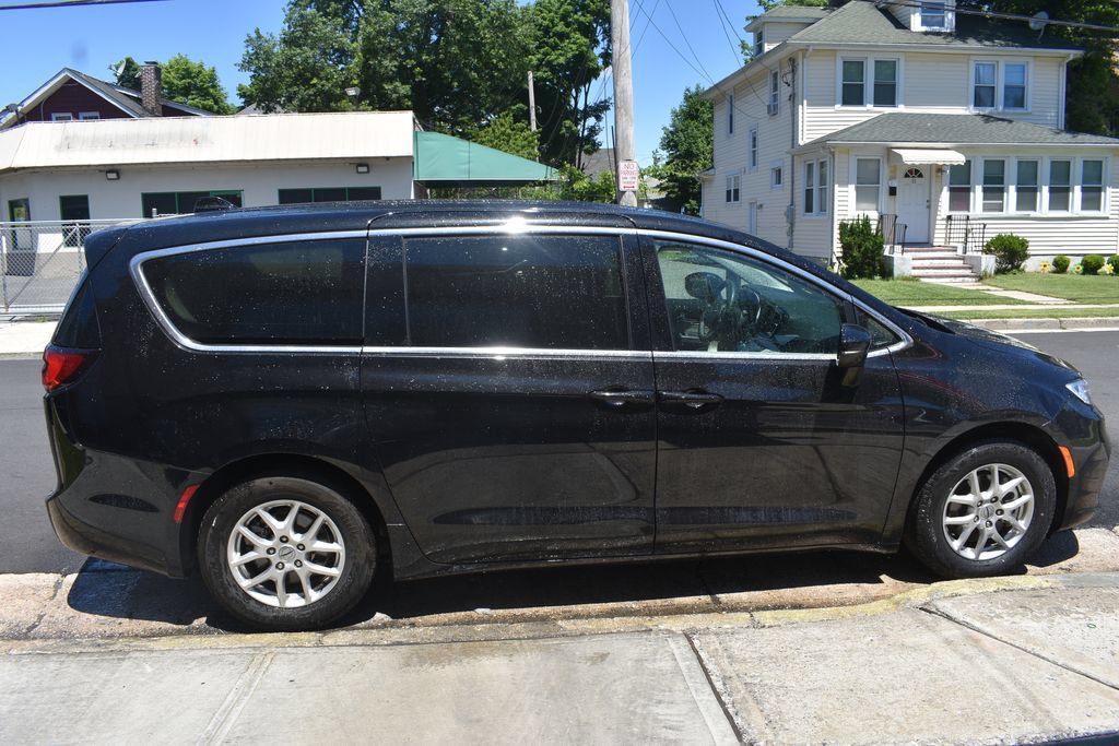 Used 2024 Chrysler Pacifica Touring-L FWD image 5