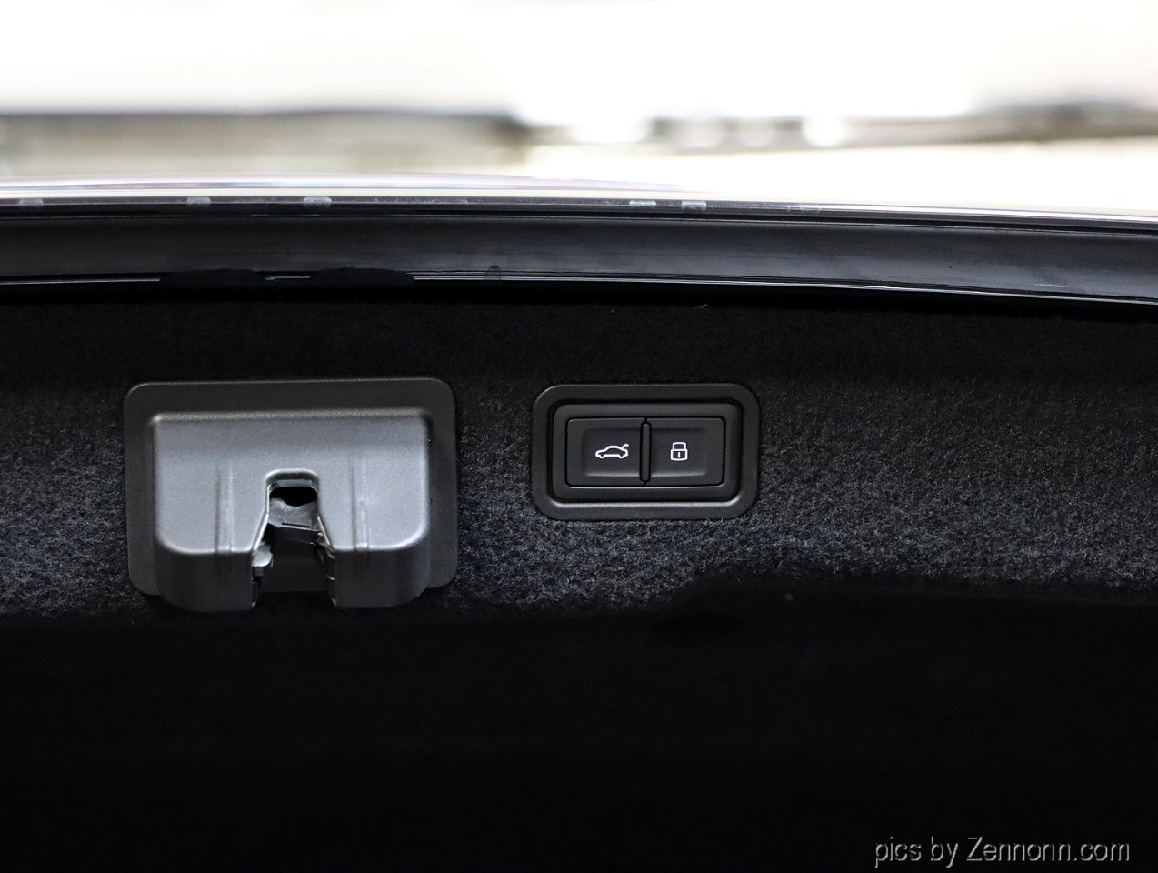 Used 2020 Audi S8 L w/ S8 Executive Package image 32