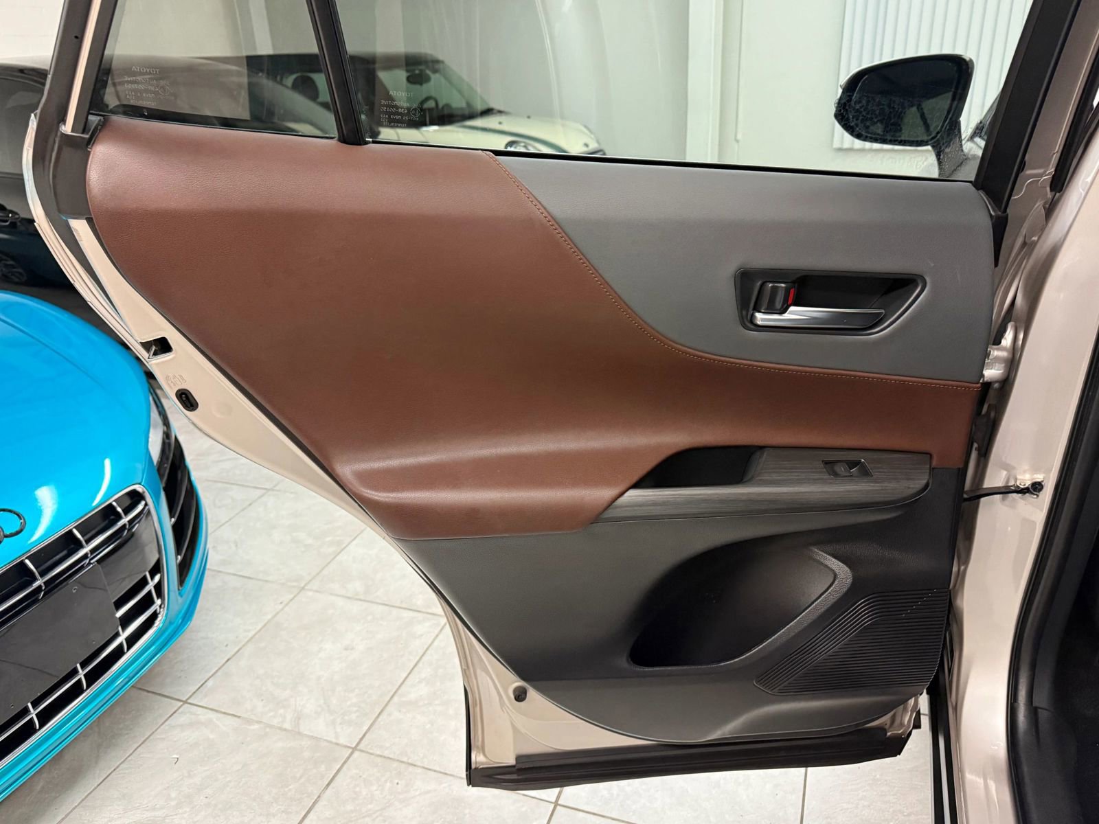 Used 2023 Toyota Venza Limited image 17