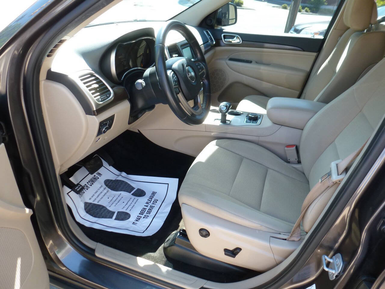 Used 2015 Jeep Grand Cherokee Laredo w/ Quick Order Package 23E AWD/4WD image 9