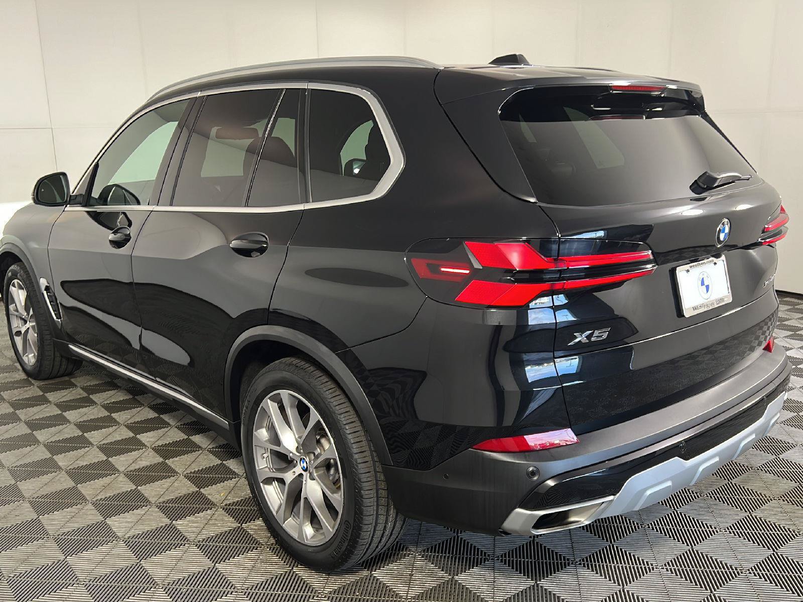 Used 2025 BMW X5 xDrive40i w/ Premium Package AWD/4WD image 3