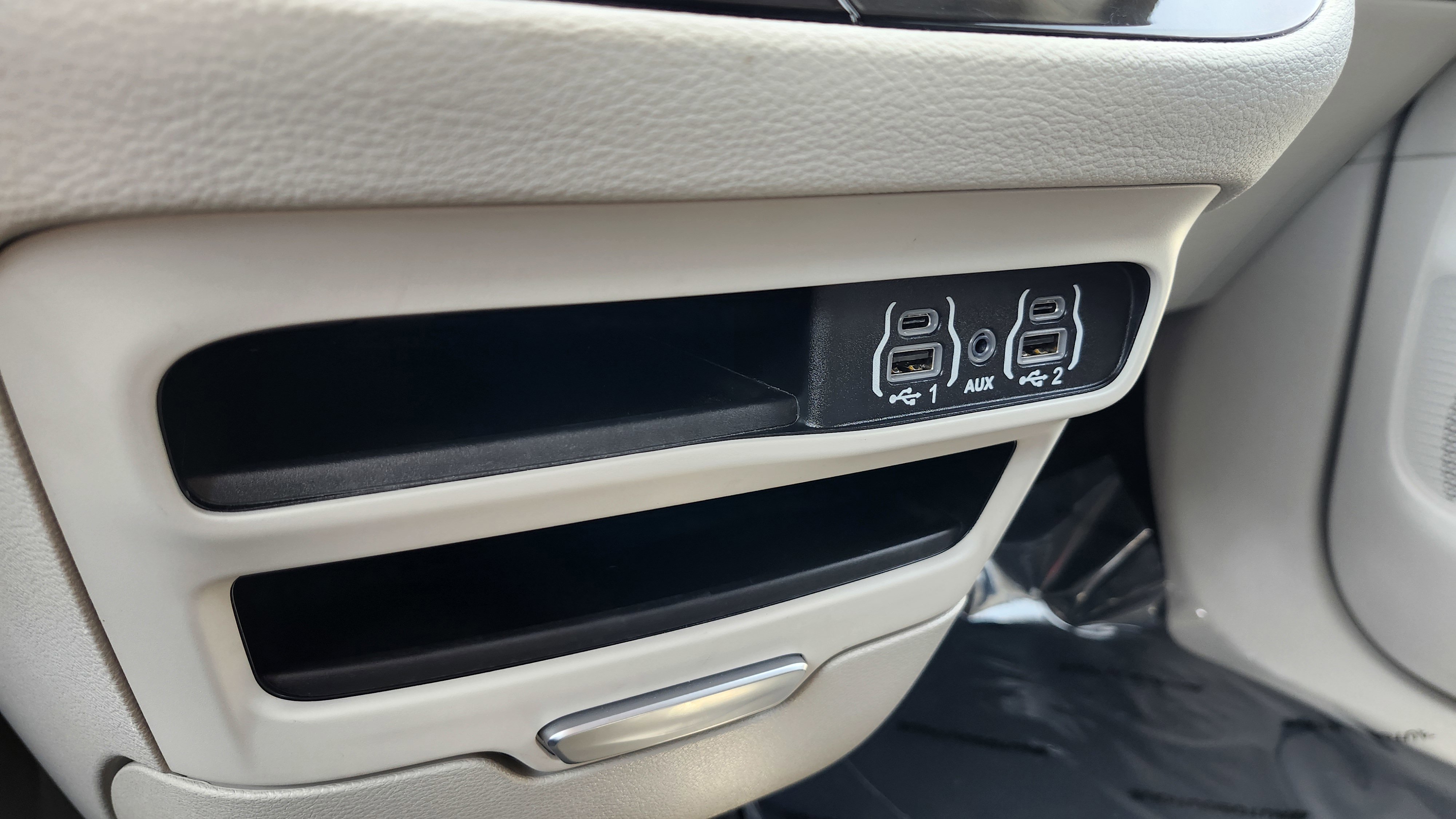 Used 2023 Chrysler Pacifica Touring-L image 10