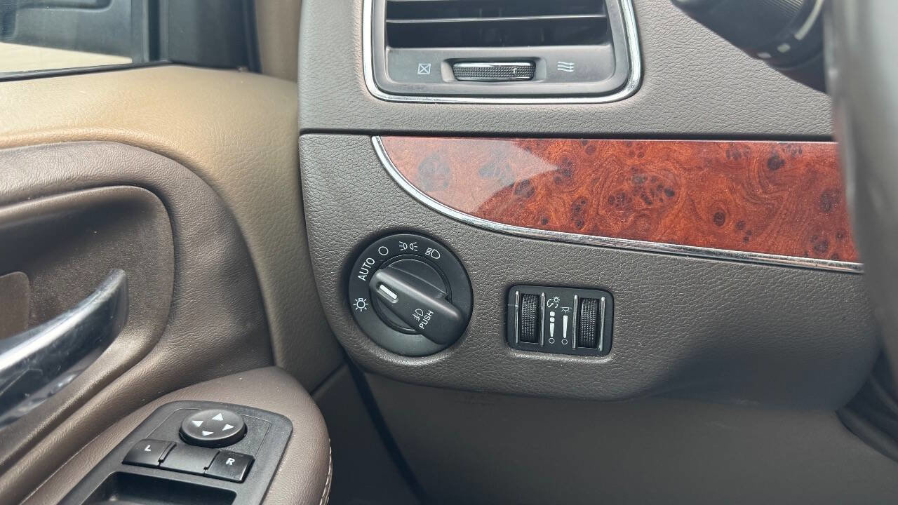 Used 2014 Chrysler Town & Country Touring FWD image 17