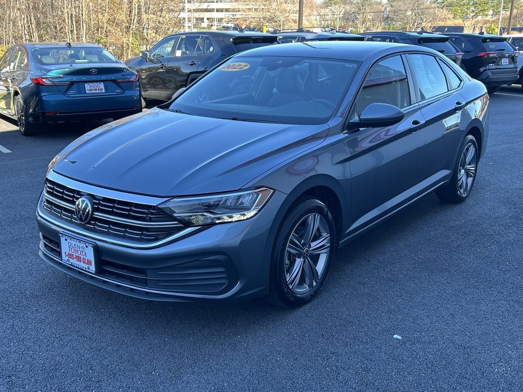 Used 2022 Volkswagen Jetta SE image 2