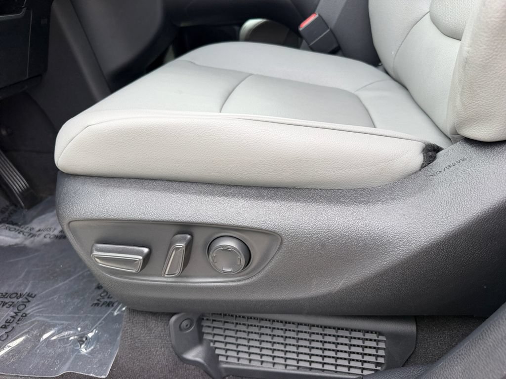 Used 2025 Toyota Sienna XLE AWD/4WD image 17