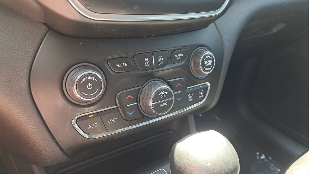 Used 2019 Jeep Cherokee Latitude Plus w/ Comfort/Convenience Group FWD image 22