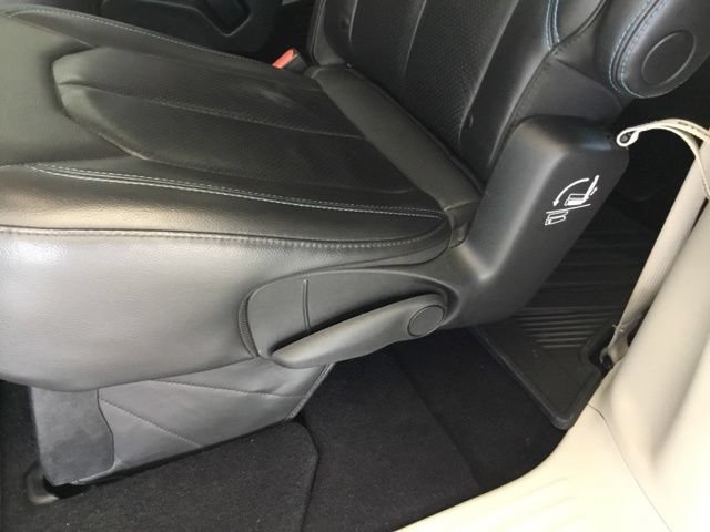 Used 2021 Chrysler Pacifica Touring-L FWD image 36
