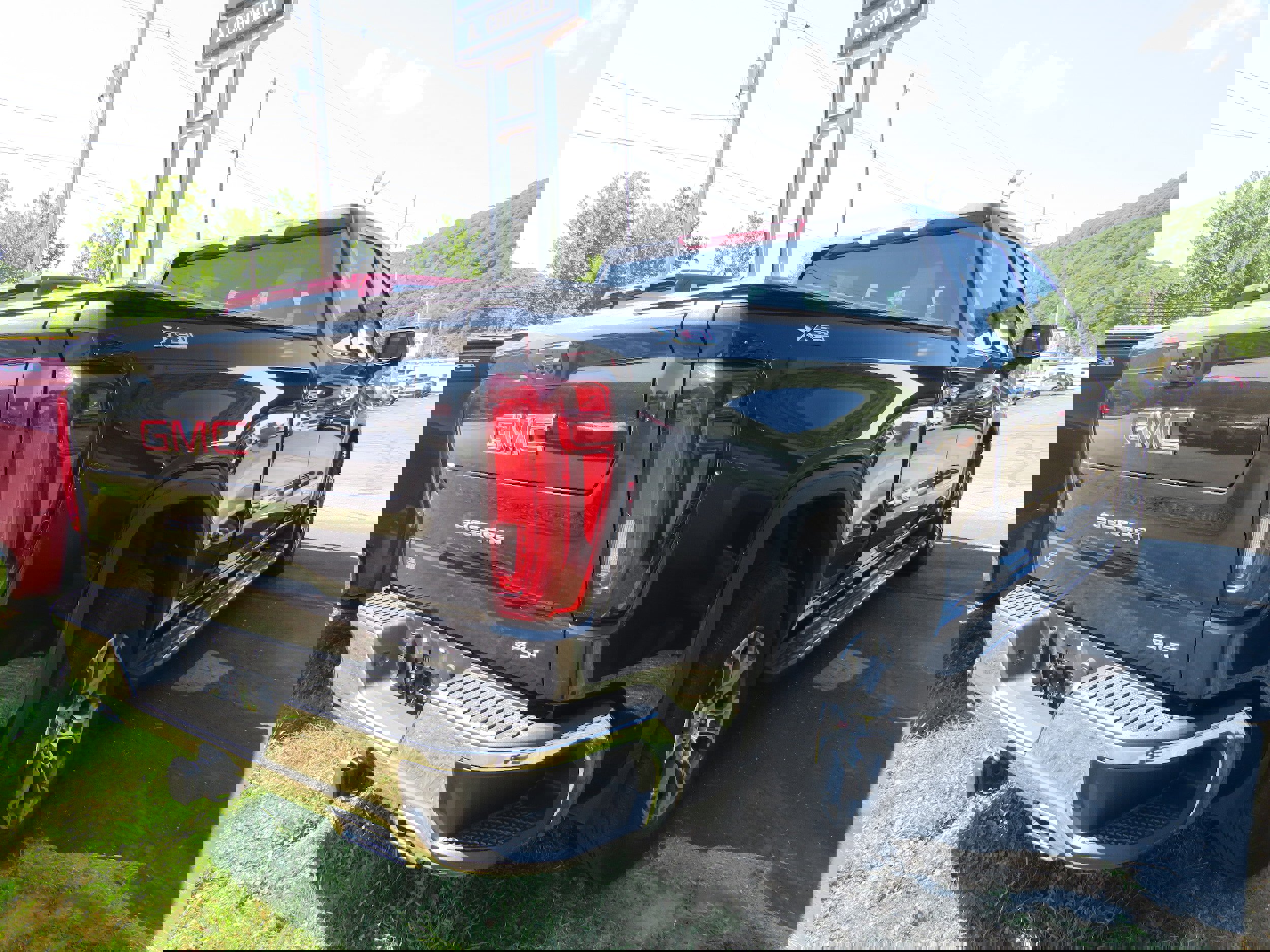 Used 2022 GMC Sierra 1500 SLT w/ SLT Convenience Package image 6