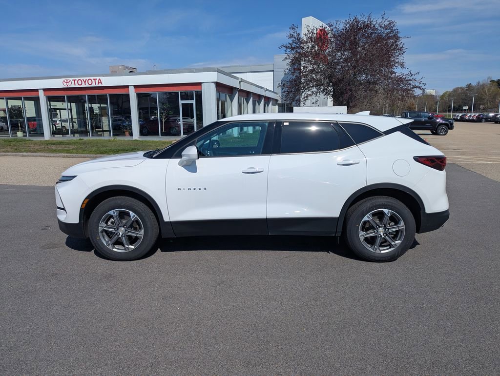 Used 2023 Chevrolet Blazer LT AWD/4WD image 2