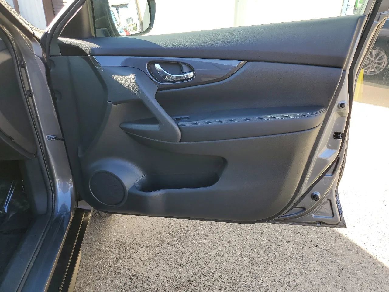 Used 2017 Nissan Rogue SV FWD image 15