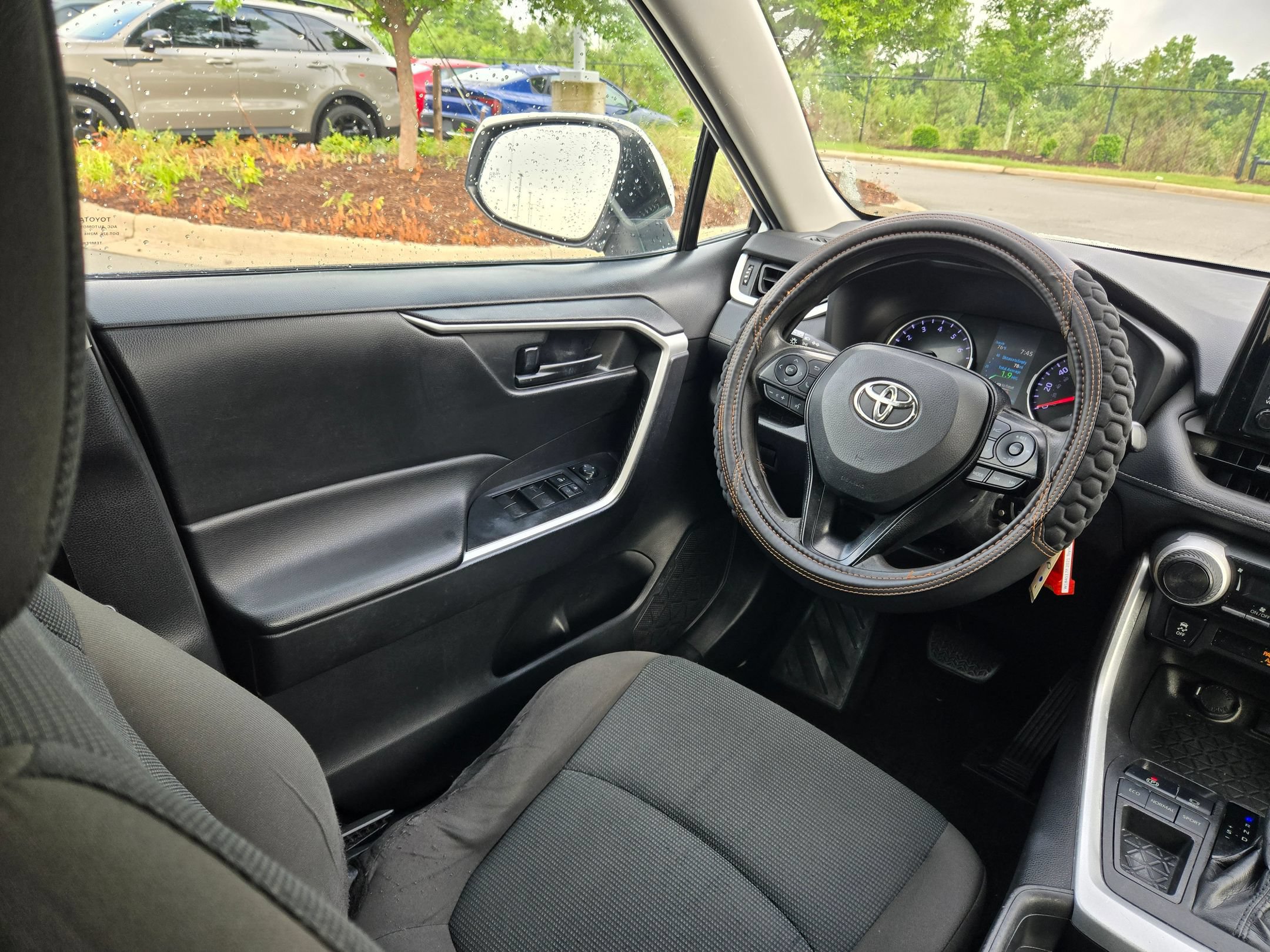 Used 2021 Toyota RAV4 LE FWD image 9